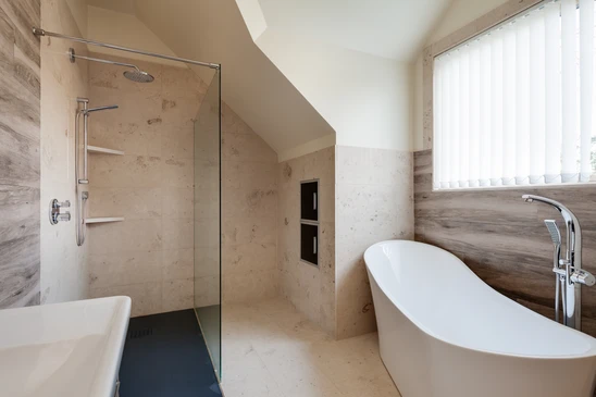 Salle de bain moderne sous combles avec douche &agrave; l'italienne et baignoire &icirc;lot