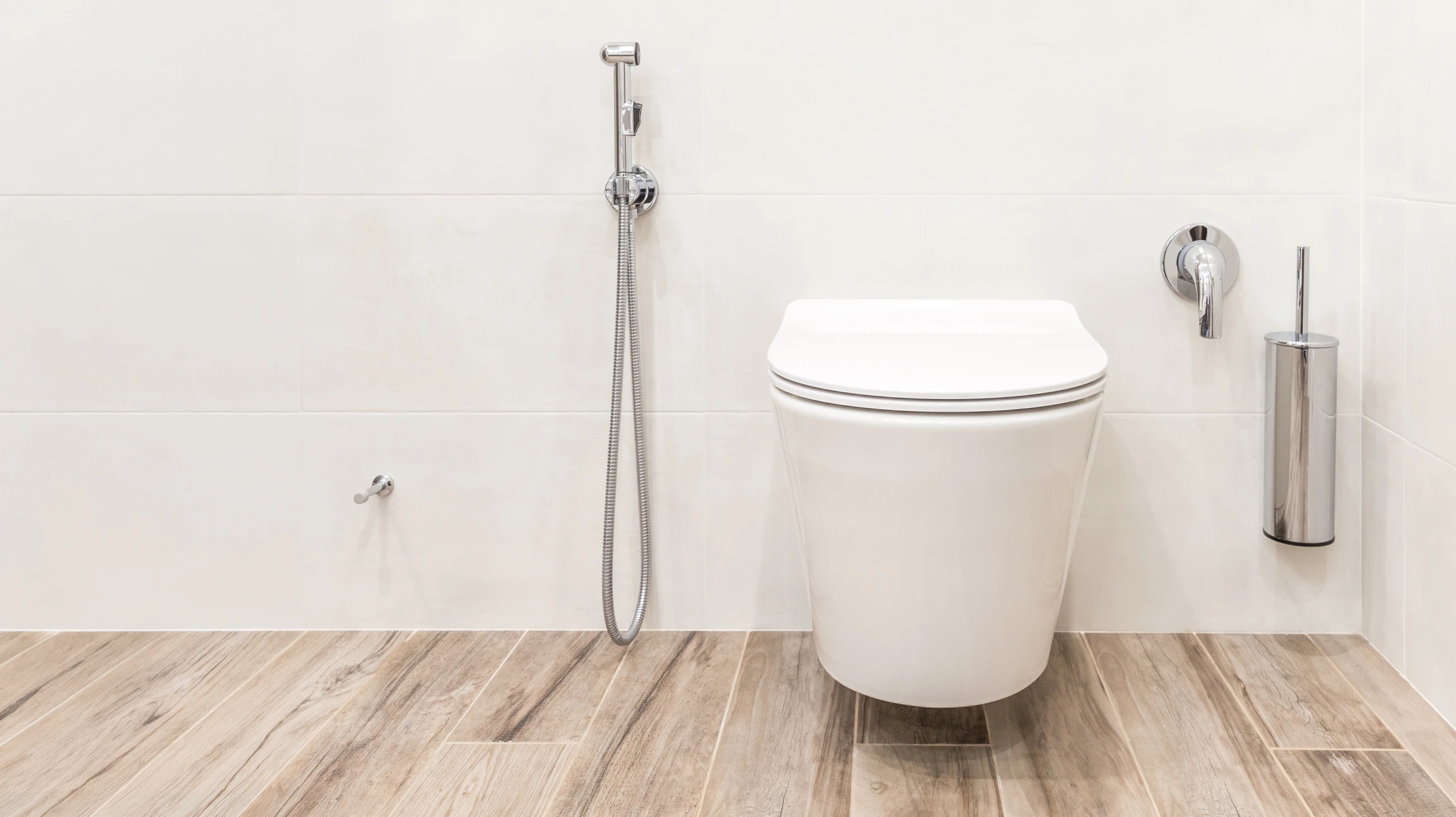 Salle de bain moderne avec douche à l'italienne, meuble vasque suspendu blanc, vasque à poser ronde, miroir encadré bois avec éclairage LED intégré, WC suspendu