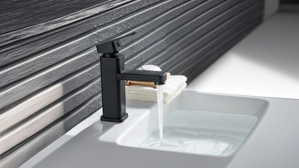 Salle de bain moderne haut de gamme avec douche à l'italienne vitrée, vasque suspendue, WC et bidet muraux blancs, miroir rétroéclairé